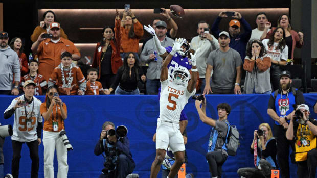 Jan 1, 2024; New Orleans, LA, USA; Washington Huskies cornerback Elijah Jackson (25) knocks the ball away from Texas Longhorns wide receiver Adonai Mitchell (5) during the fourth quarter in the 2024 Sugar Bowl college football playoff semifinal game at Caesars Superdome.